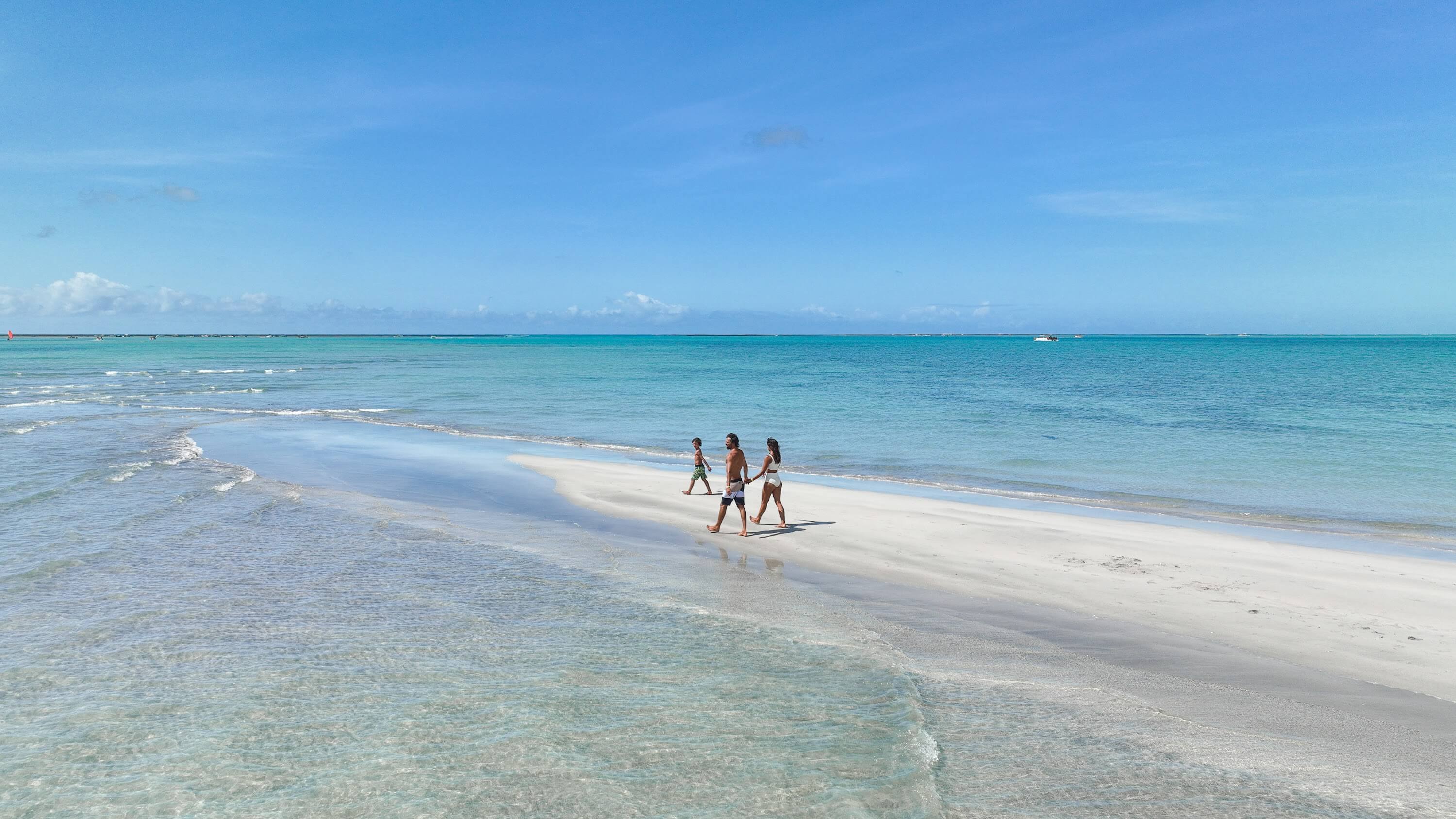 Família se diverte em praia de Alagoas.